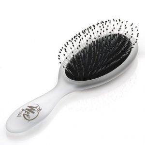 Brosse spéciale adaptée pour démêler la fibre ou le cheveux sans endommager la perruque.